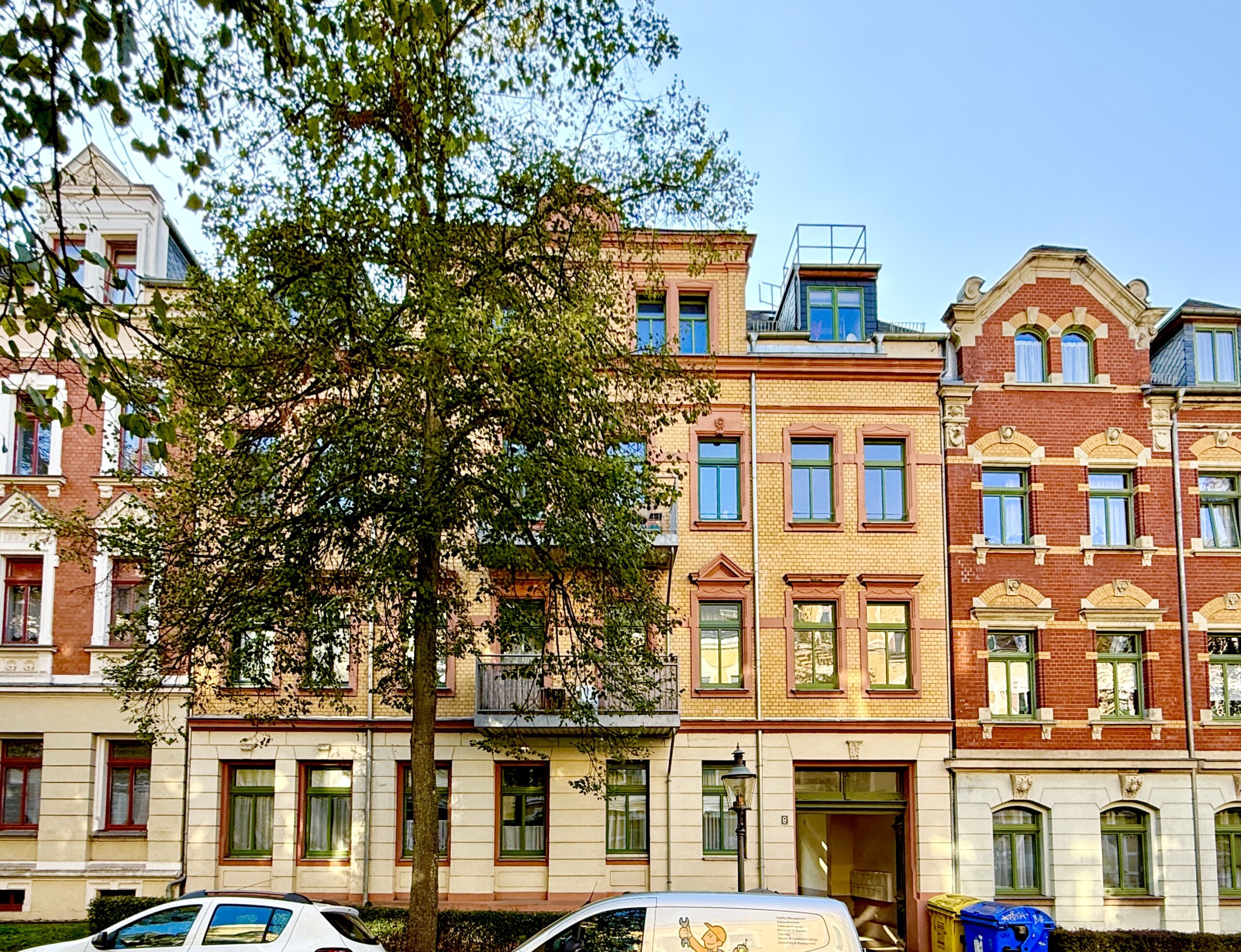 Eleganter Klinker Altbau in grüner Allee